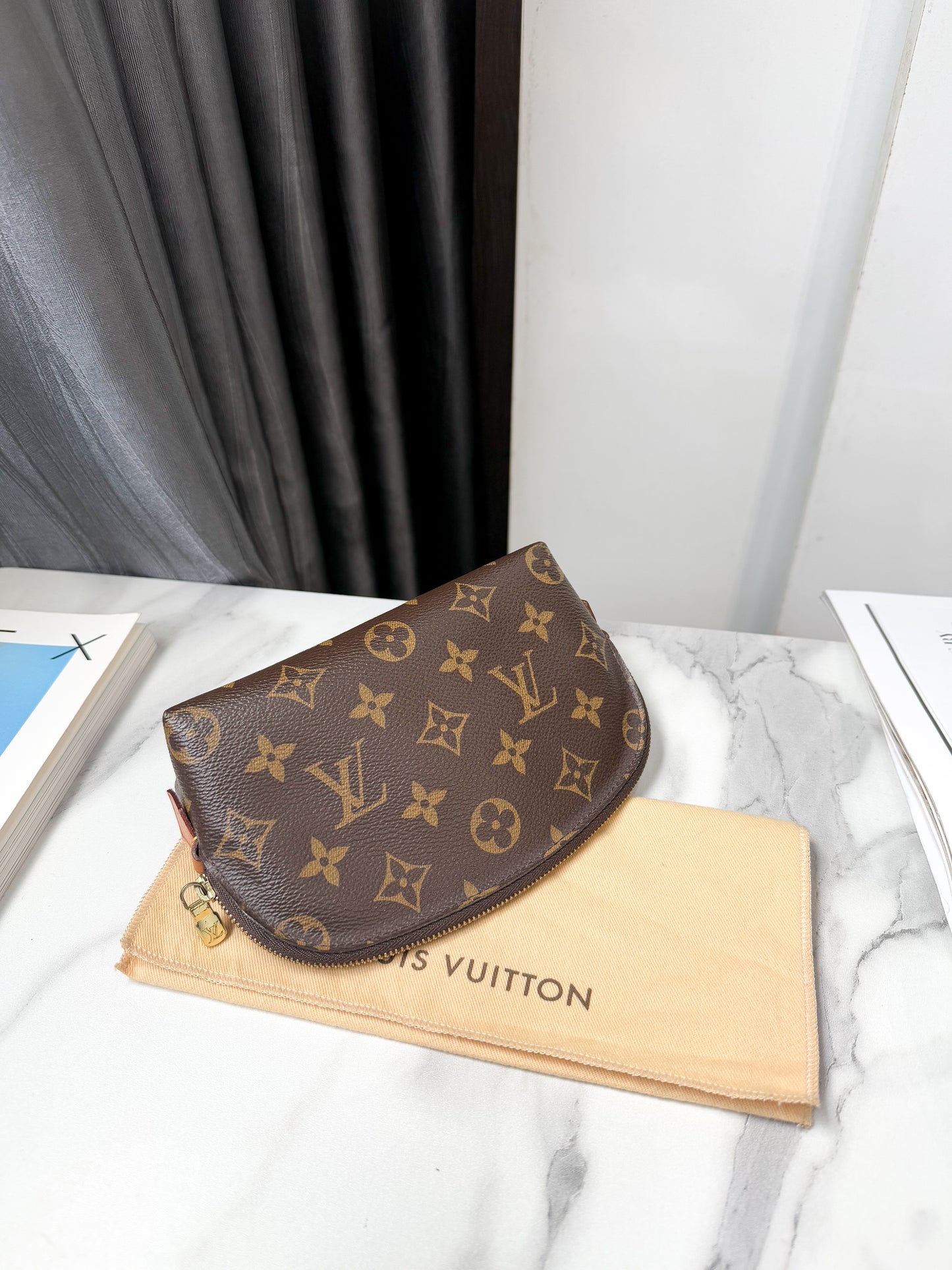 Pouch LV Hến