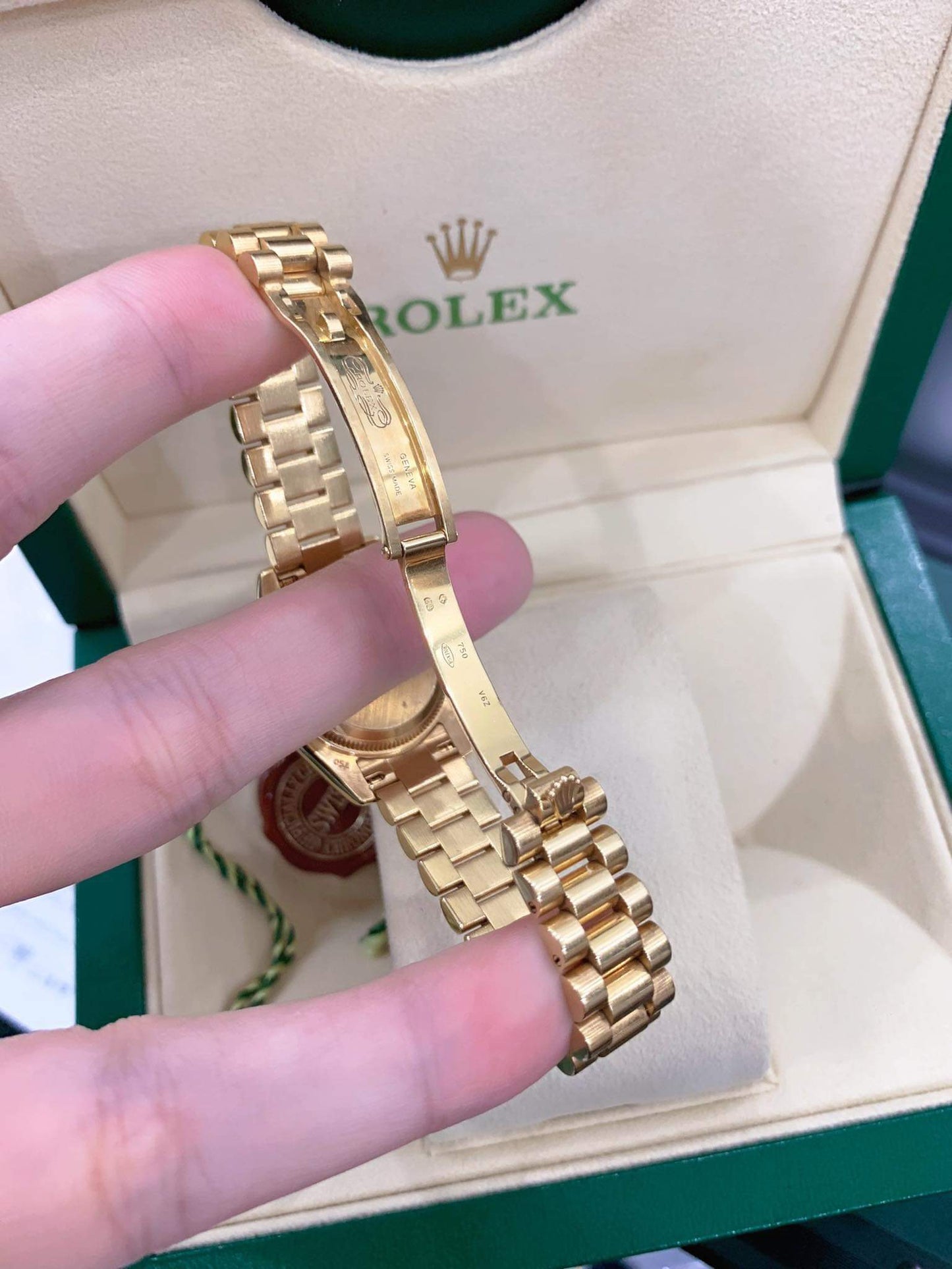 A Rolex Yellow Gold 26mm mặt số full kim cương zin hãng