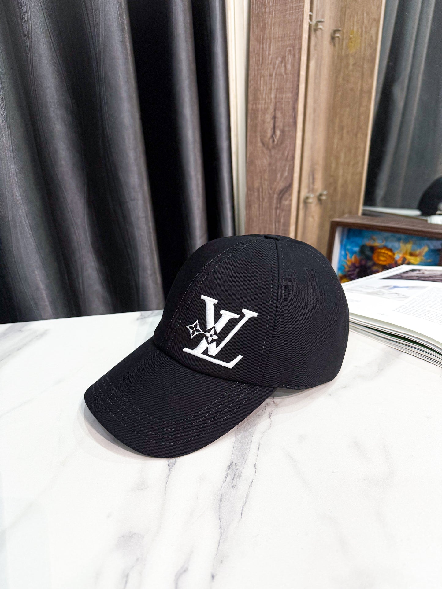 Mũ Lưỡi Trai LV Logo Trắng