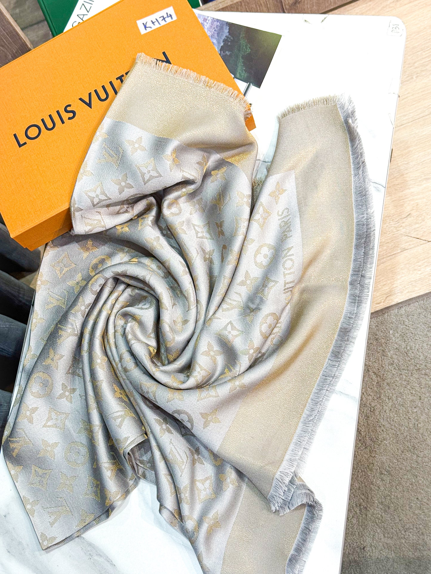 Khăn LV Ánh Kim Ghi Vàng KH74 11/12