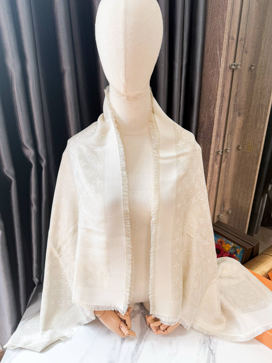 Khăn LV Trắng Ánh Kim 12/5