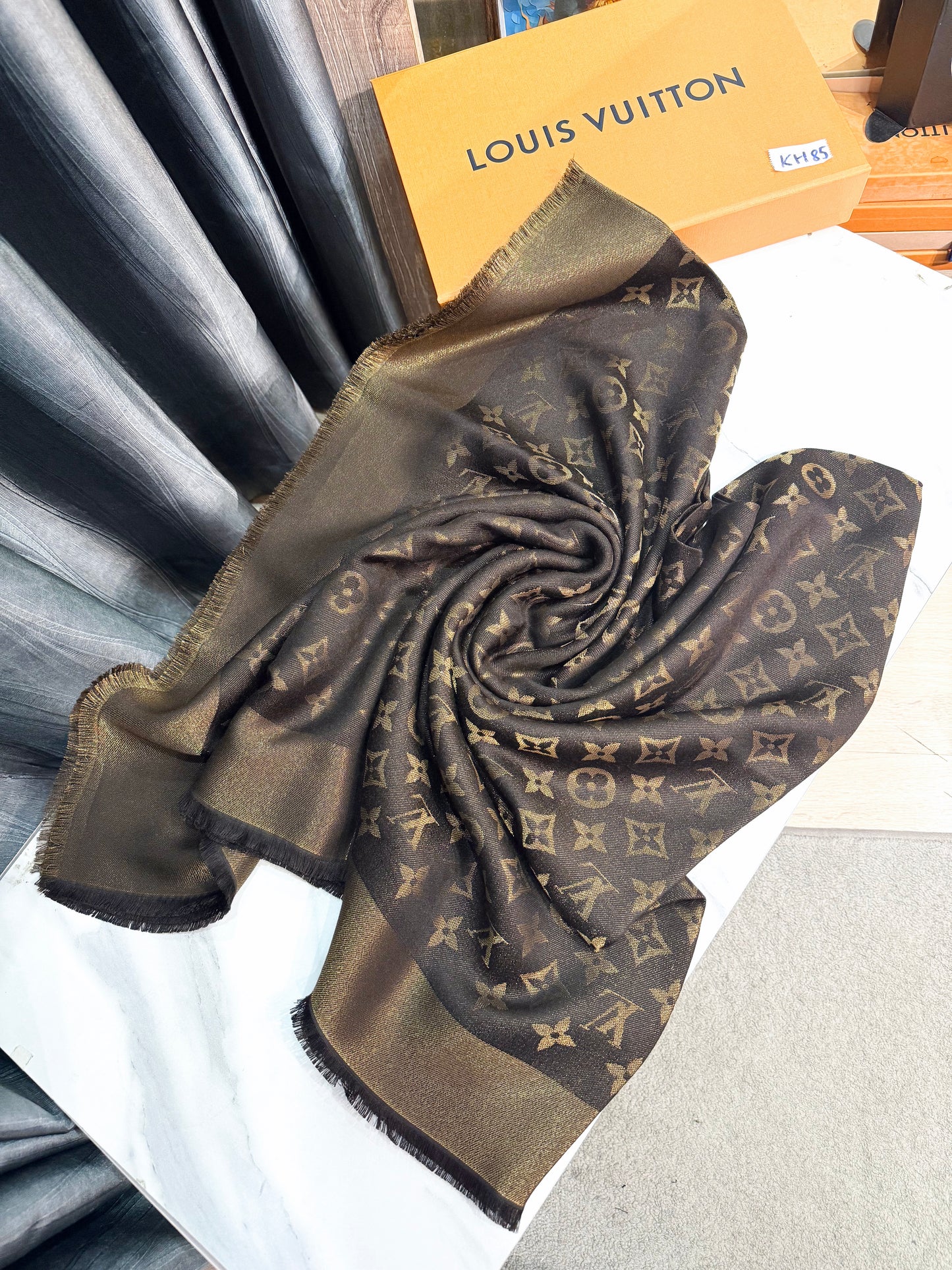 Khăn LV Nâu Ánh Kim KH85 20/12