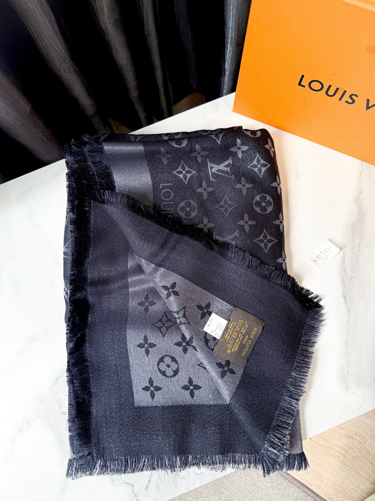 Khăn LV Ánh Kim Đen KH20 27/10