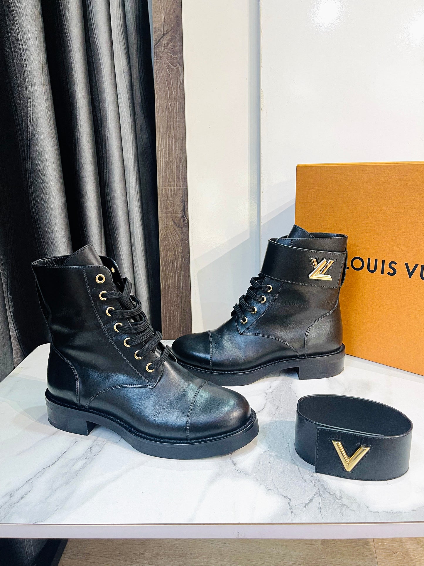 Boot LV Đen Logo Tháo Rời Size 36.5