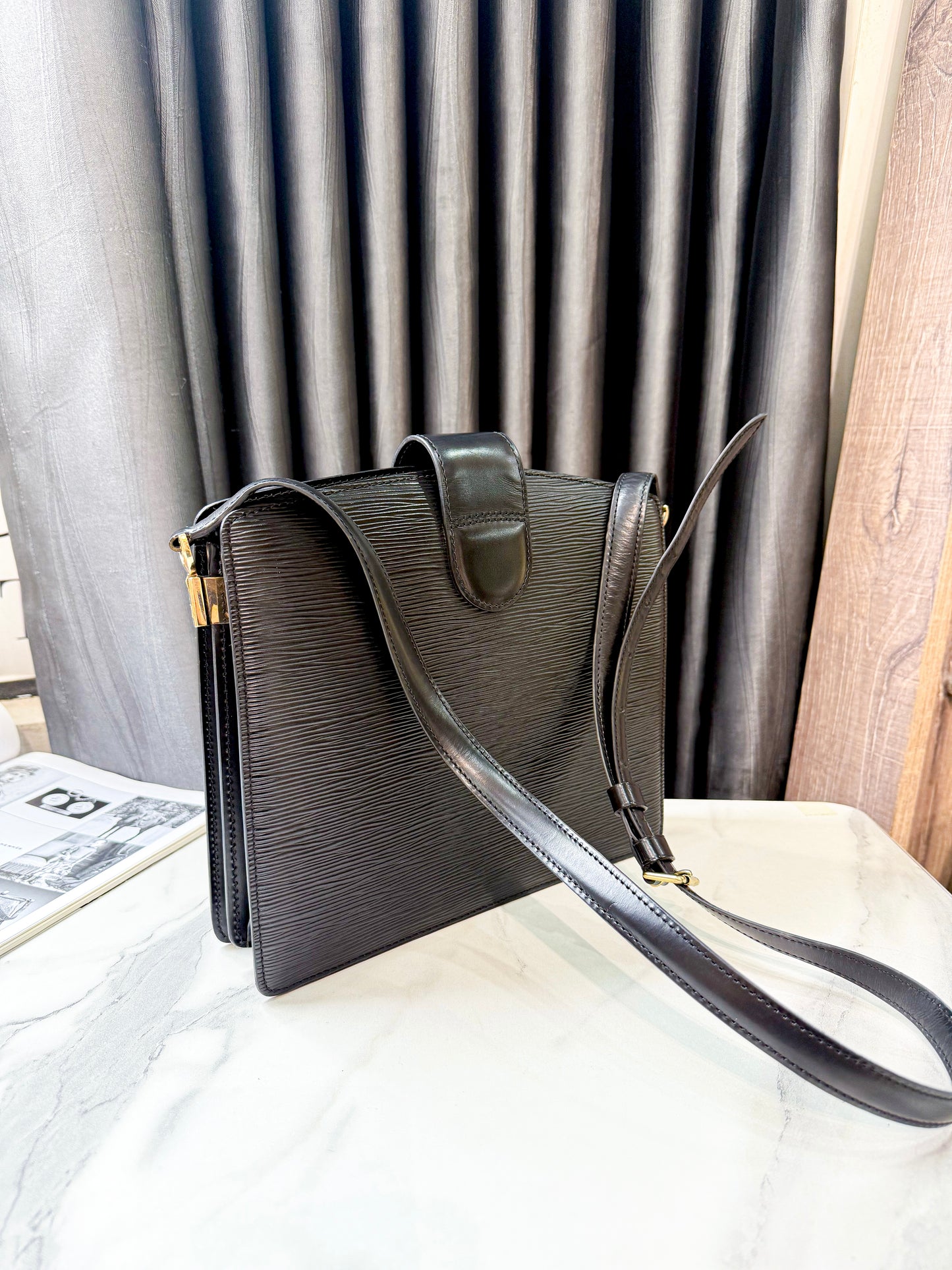 A A Túi Chéo LV Epi Đen