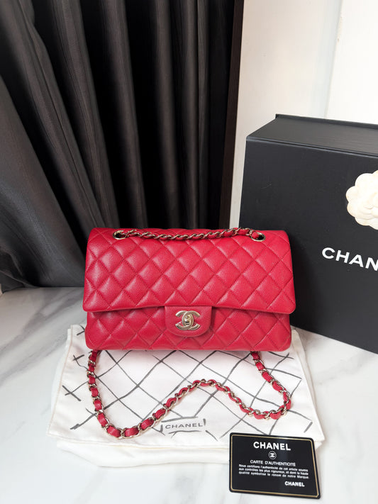 A A Chanel Classic Caviar Size M