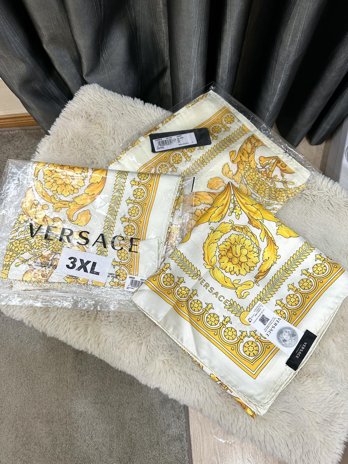 Versace Seidenschal 