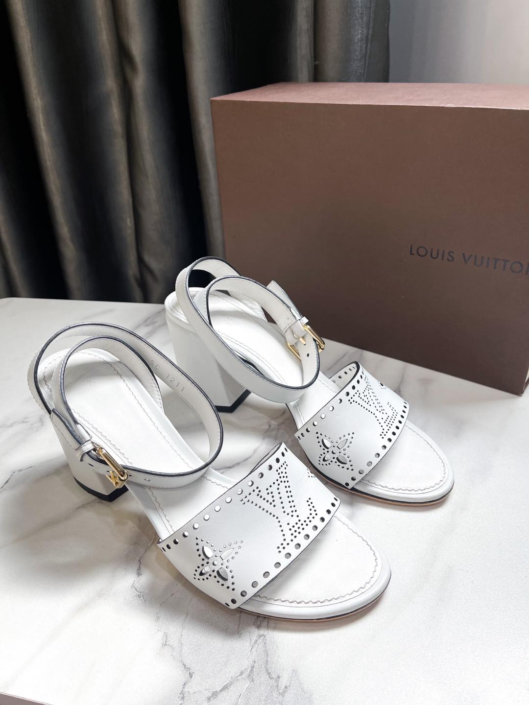 Sandal LV Trắng Logo Lỗ