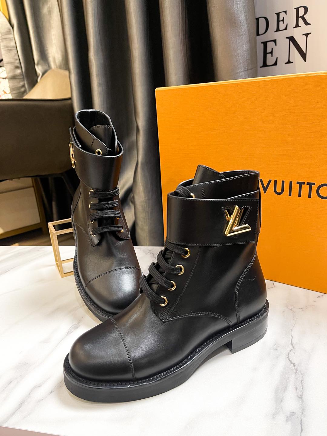 Boot LV Da Đen Cổ Logo Tháo Được