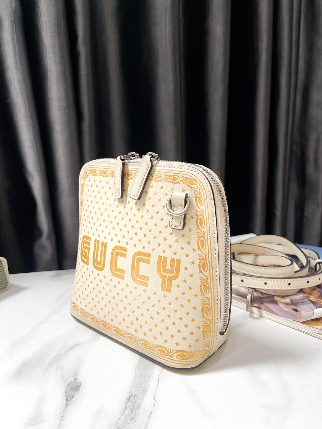 Túi Chéo Gucci Hến Trắng Chữ GUCCY