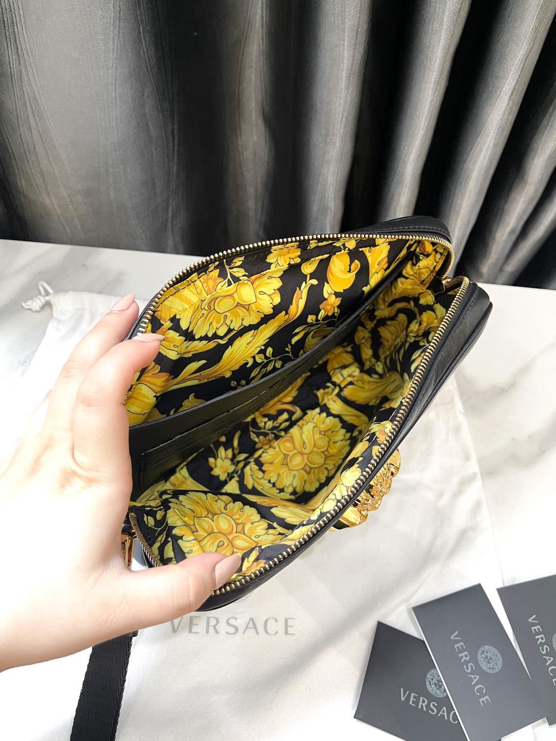 Clutch Versace Đen Logo