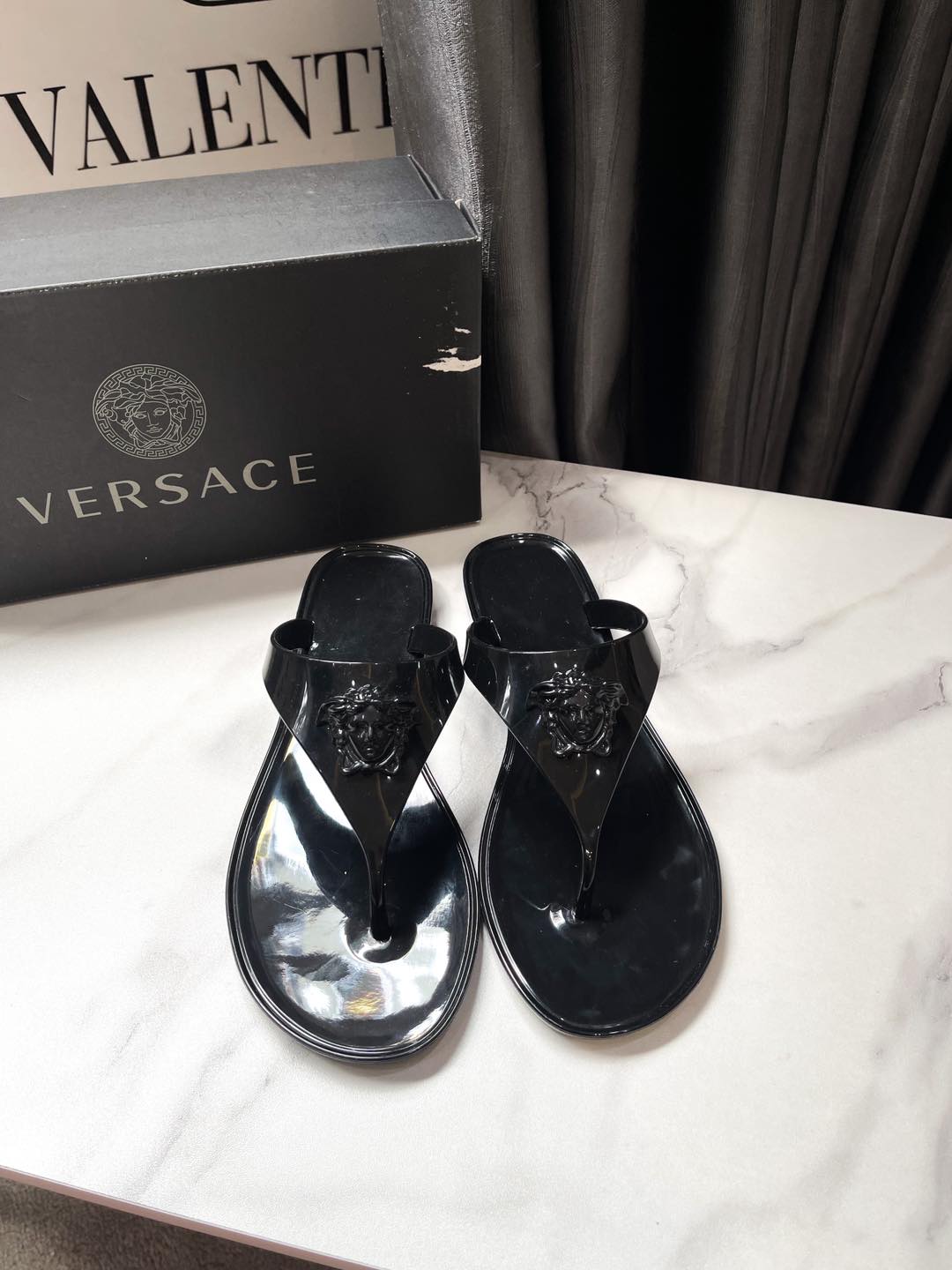 Xỏ Ngón Versace