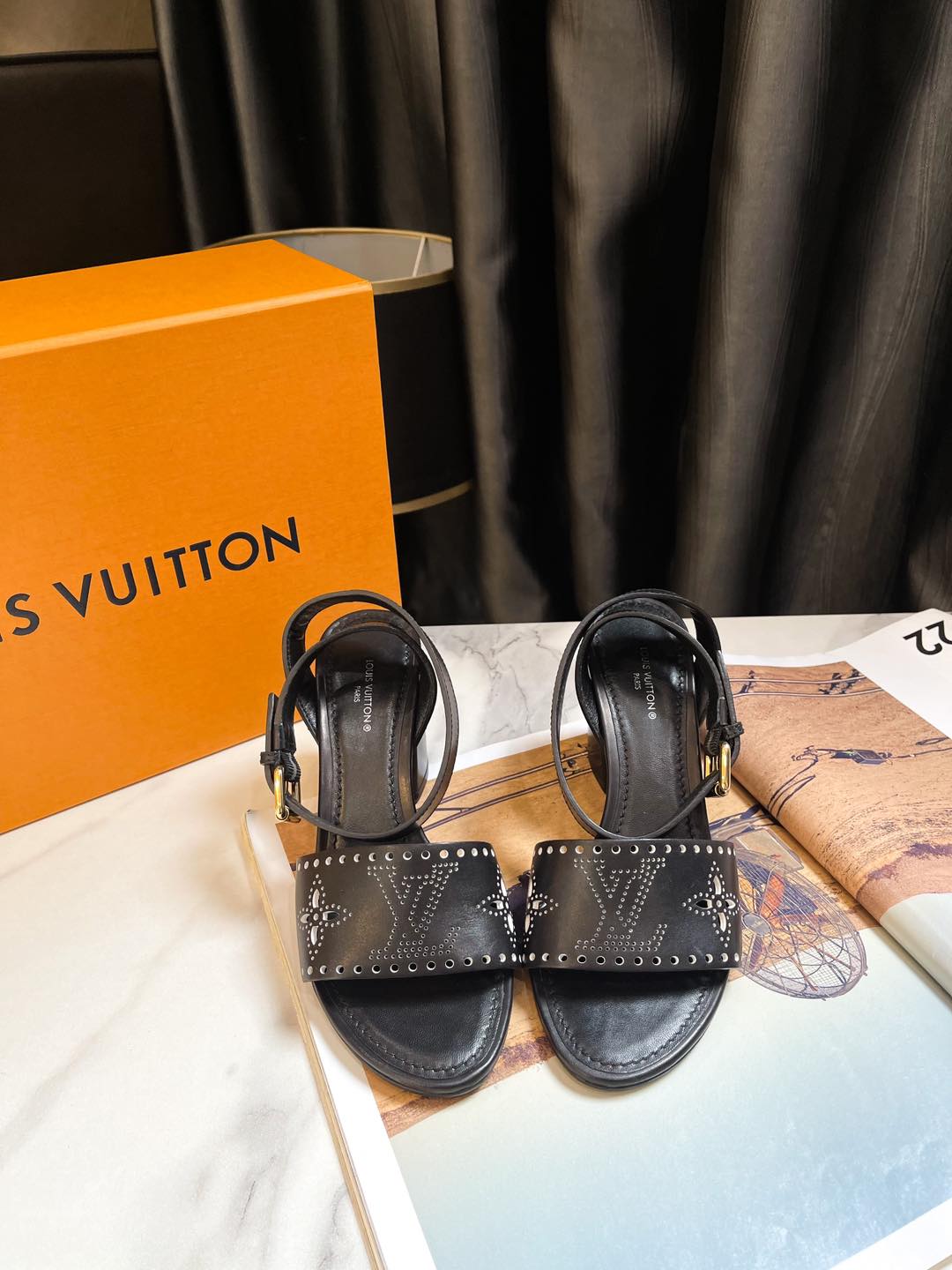 Sandal LV Lỗ