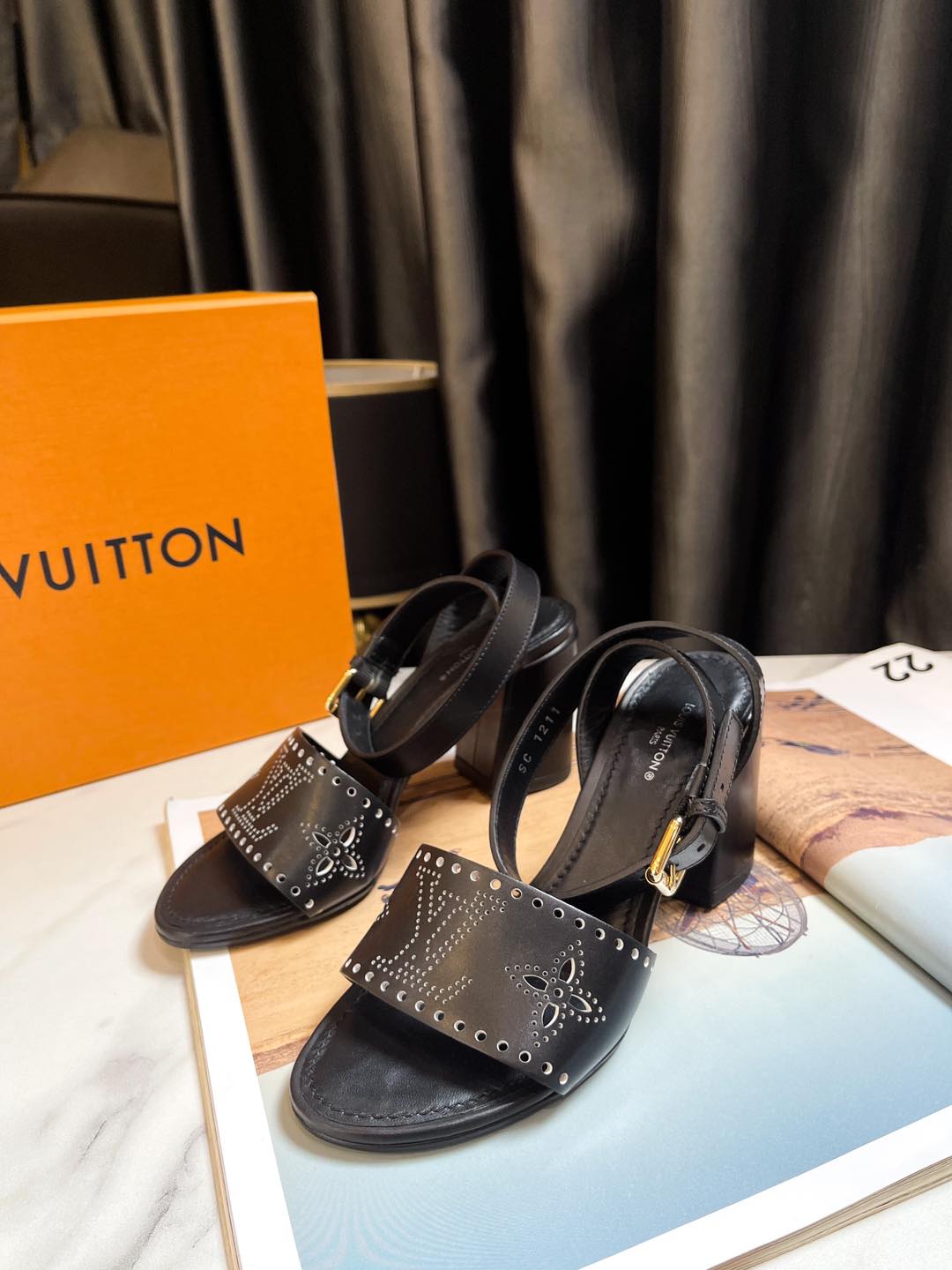 Sandal LV Lỗ