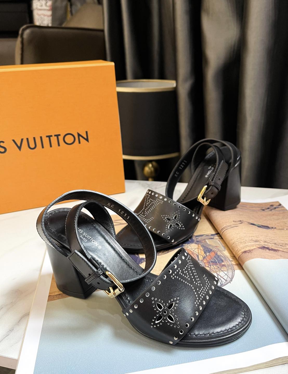 Sandal LV Lỗ