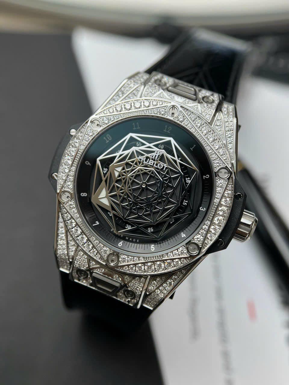 Đồng Hồ Hublot Sang Bleu 39mm Titan Full Diamond