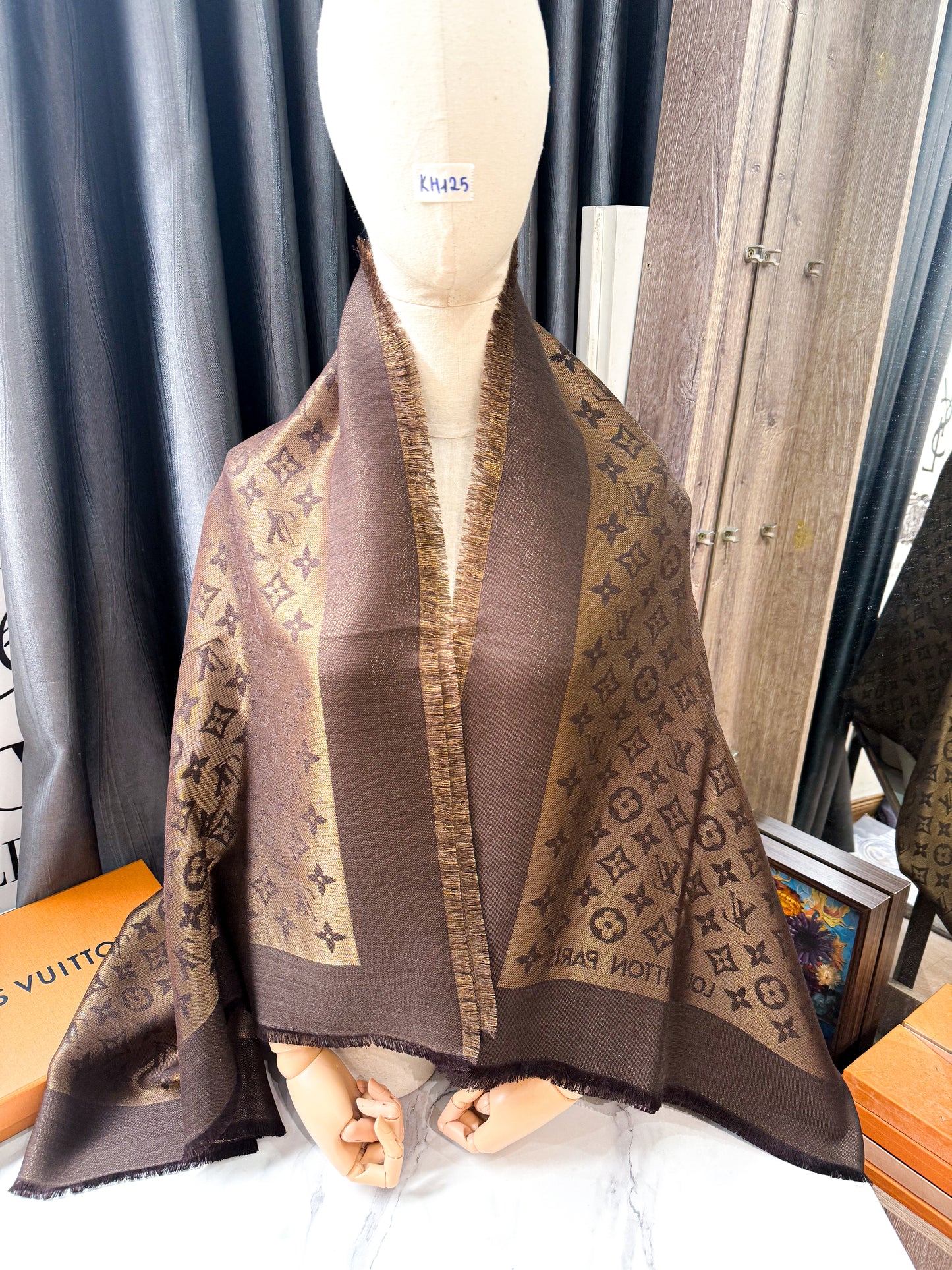 Khăn LV Nâu Ánh Kim KH125