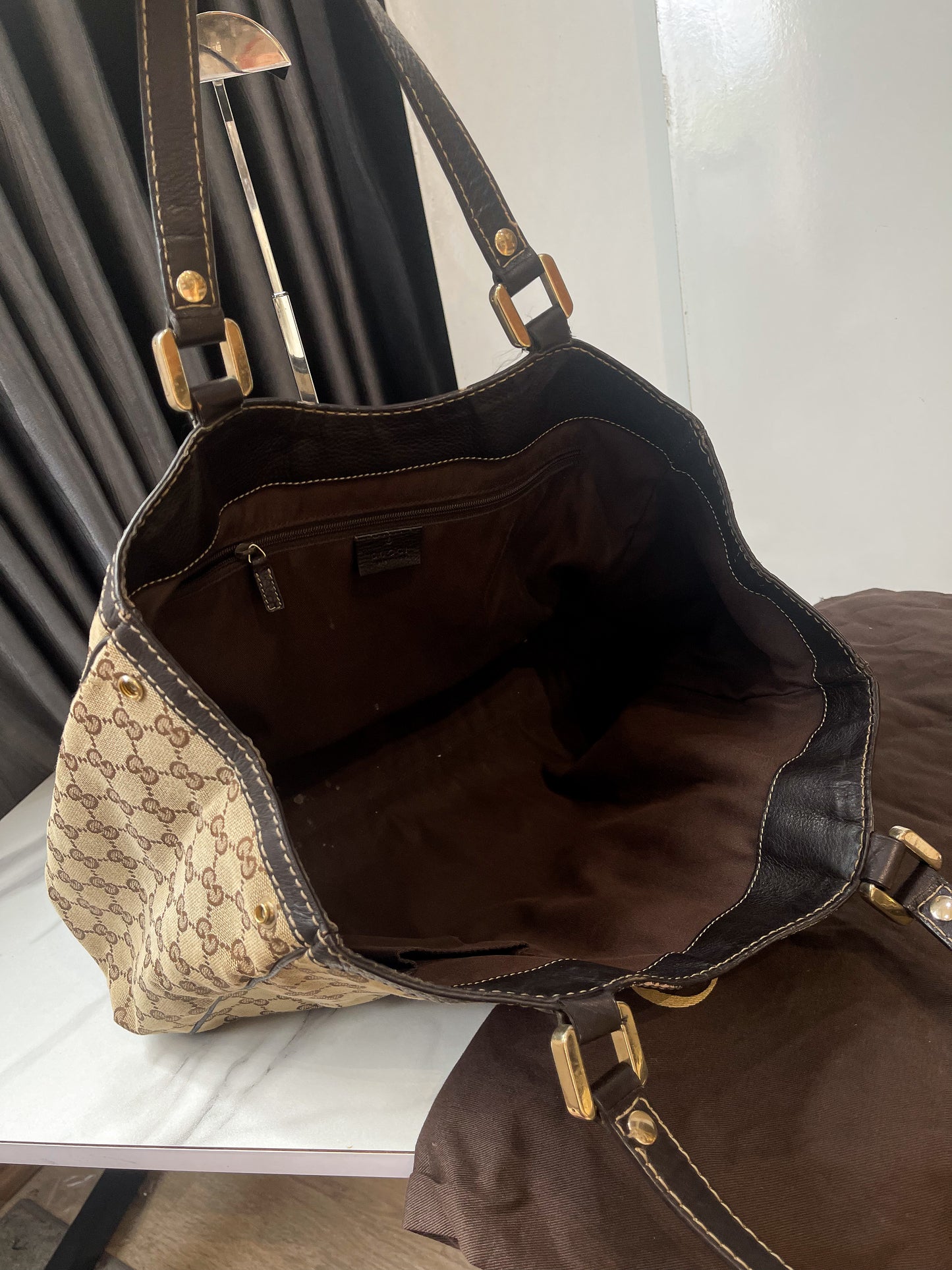 A Gucci Bag Sọc Đỏ