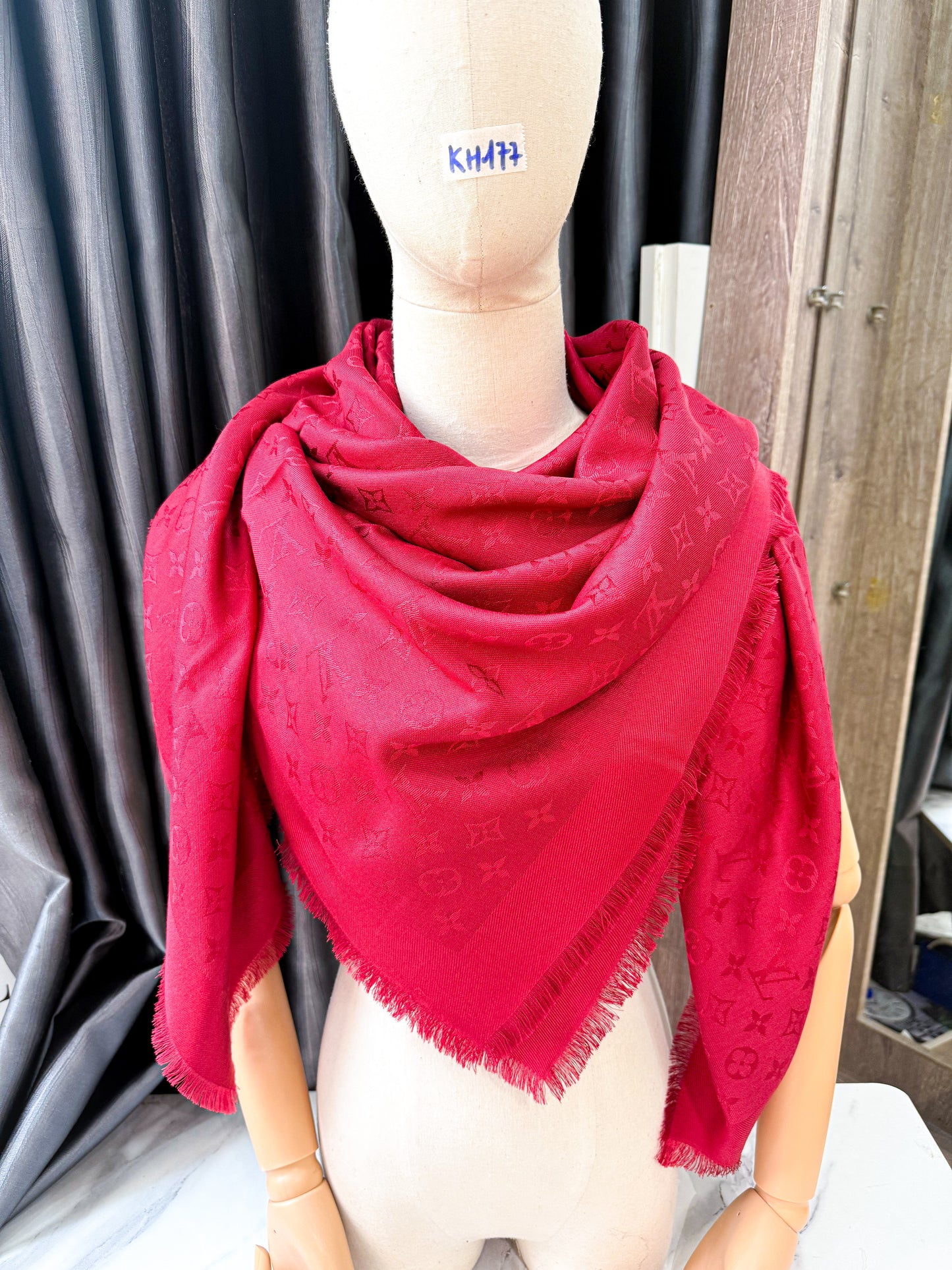Khăn LV Đỏ KH177