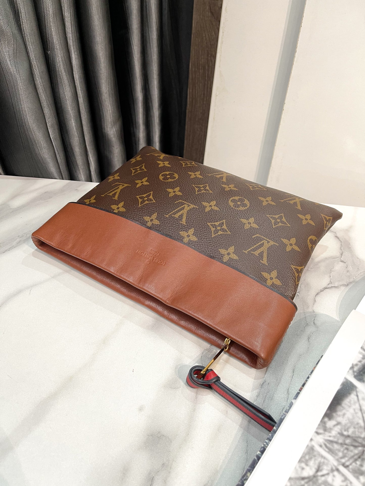 A Pouch LV Mono Miệng Nâu