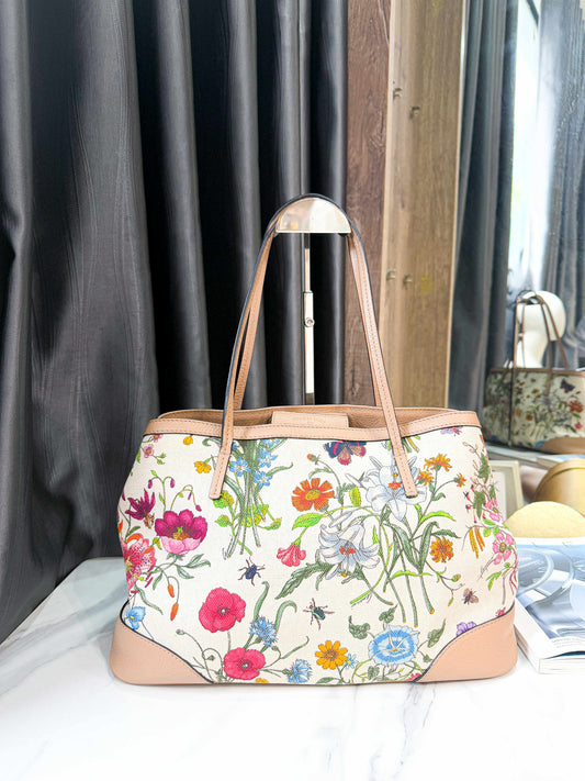 A Gucci Tote Hoa
