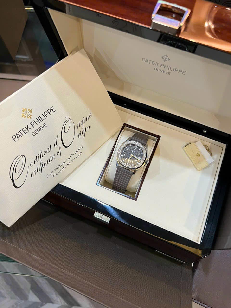 Eine Patek Philippe 5067A braune Uhr 