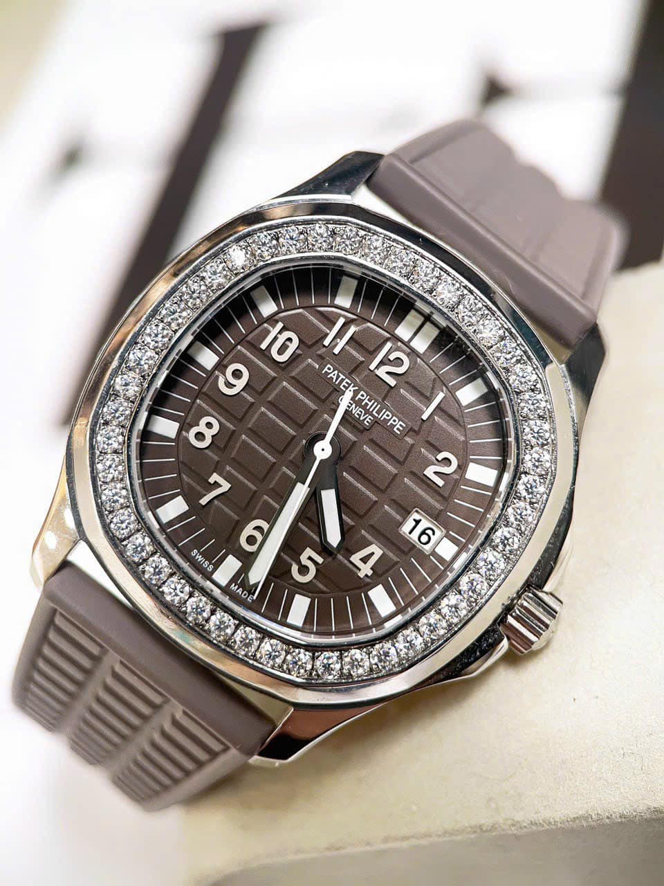 Eine Patek Philippe 5067A braune Uhr 