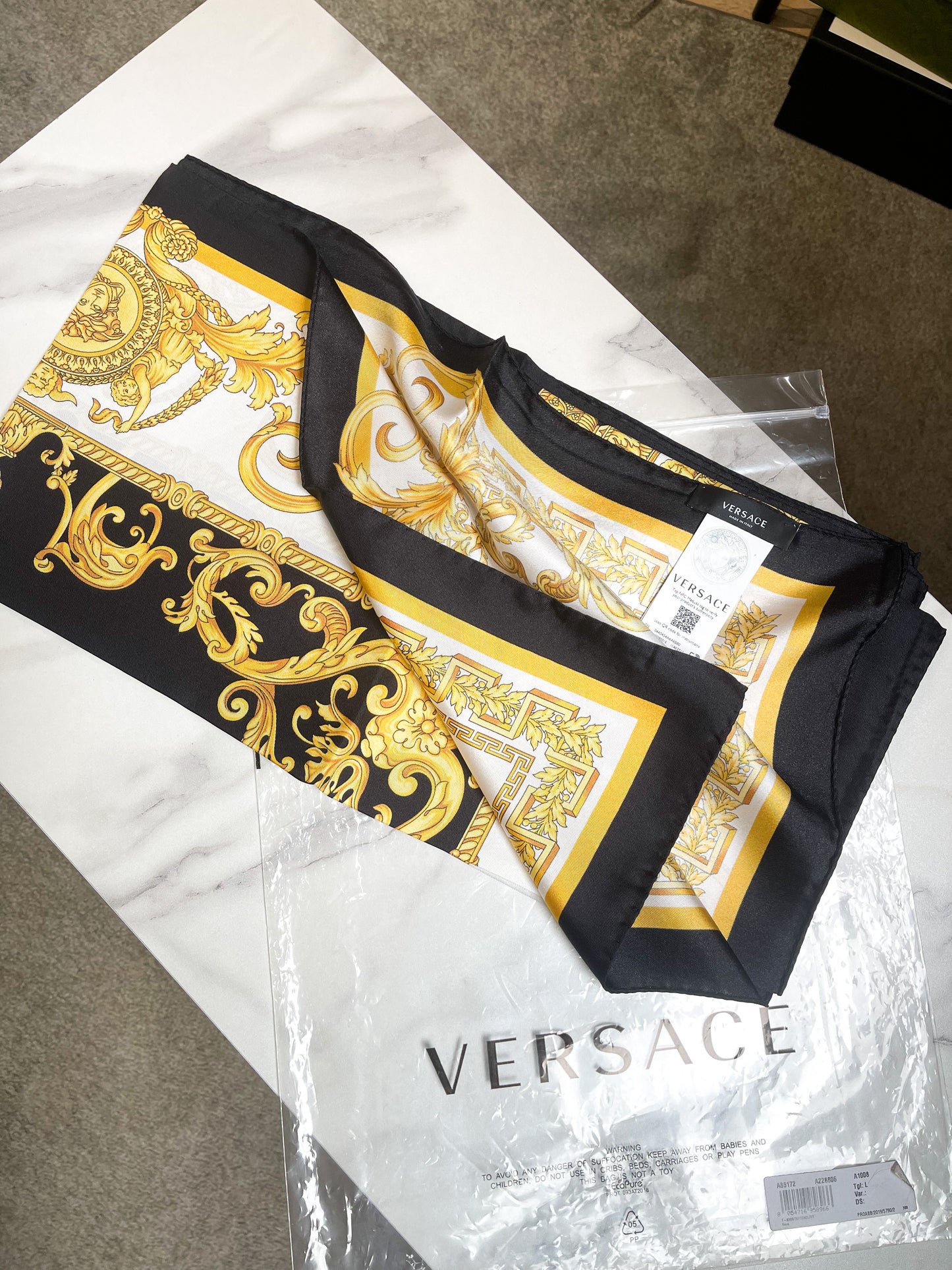 Khăn Lụa VerSace Hoạ Tiết Basic