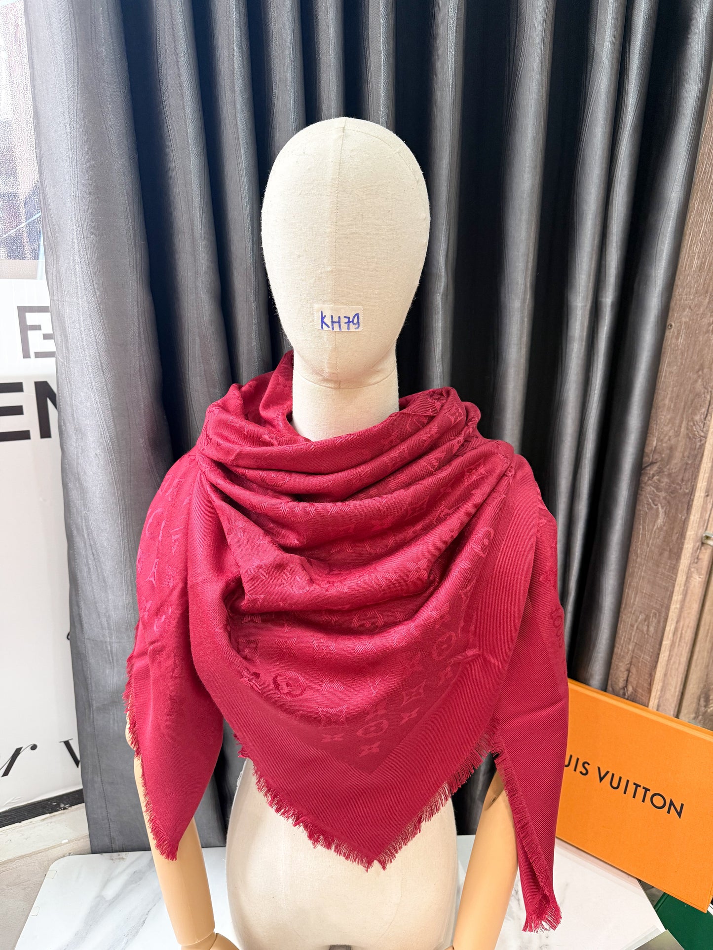 Khăn LV Đỏ KH79 16/12