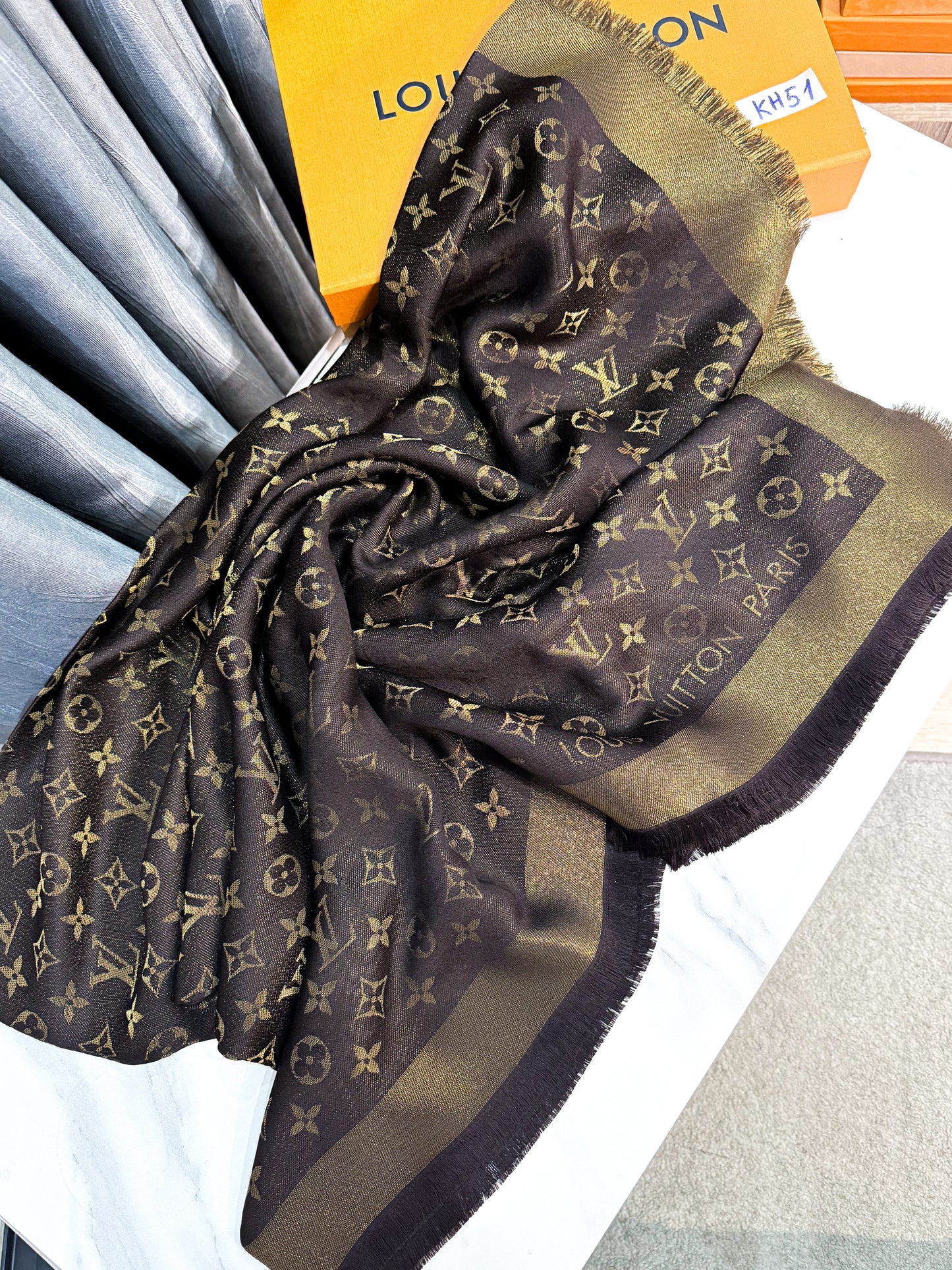 Khăn LV Nâu Ánh Kim KH51 22/11