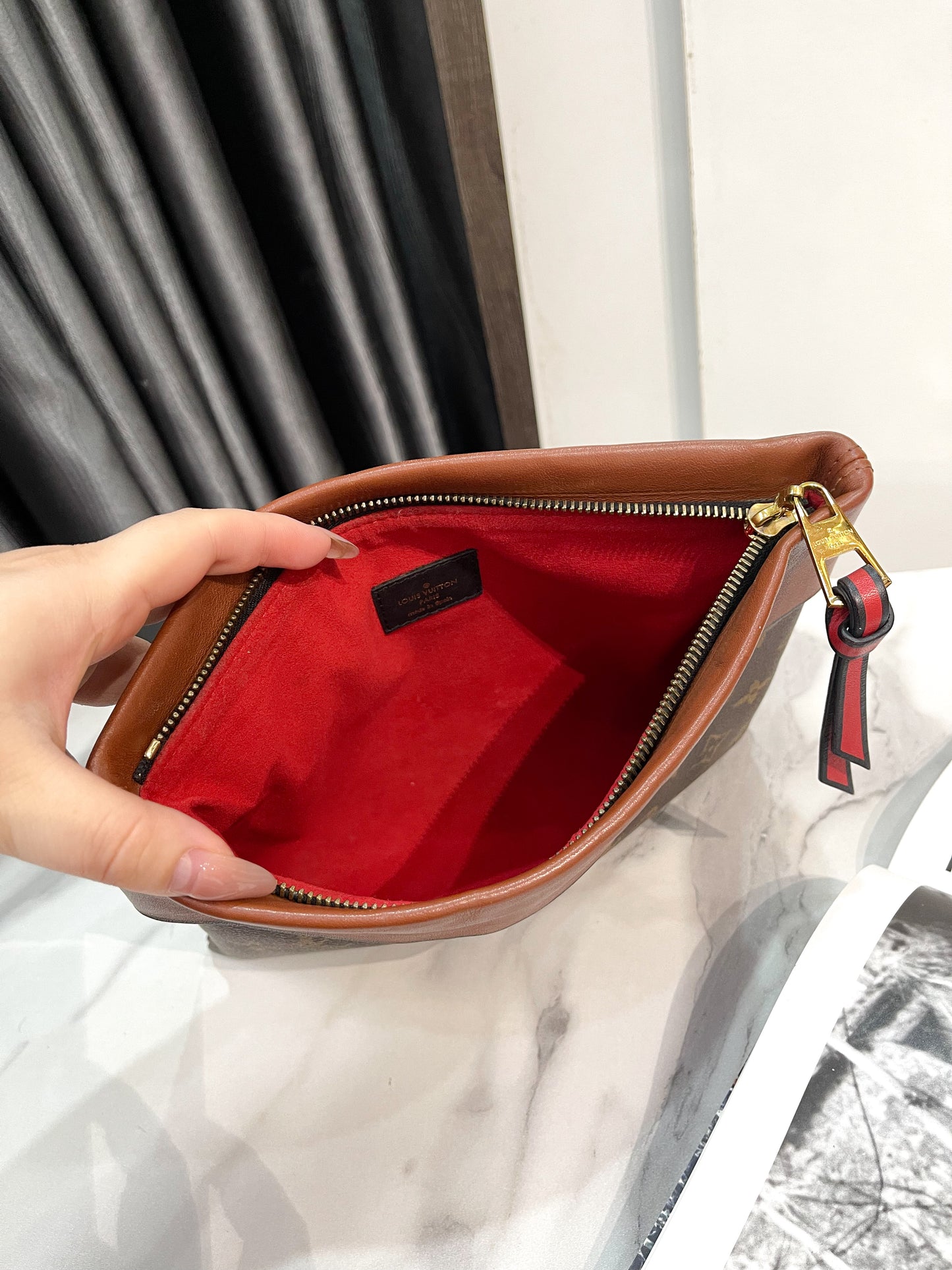 A Pouch LV Mono Miệng Nâu