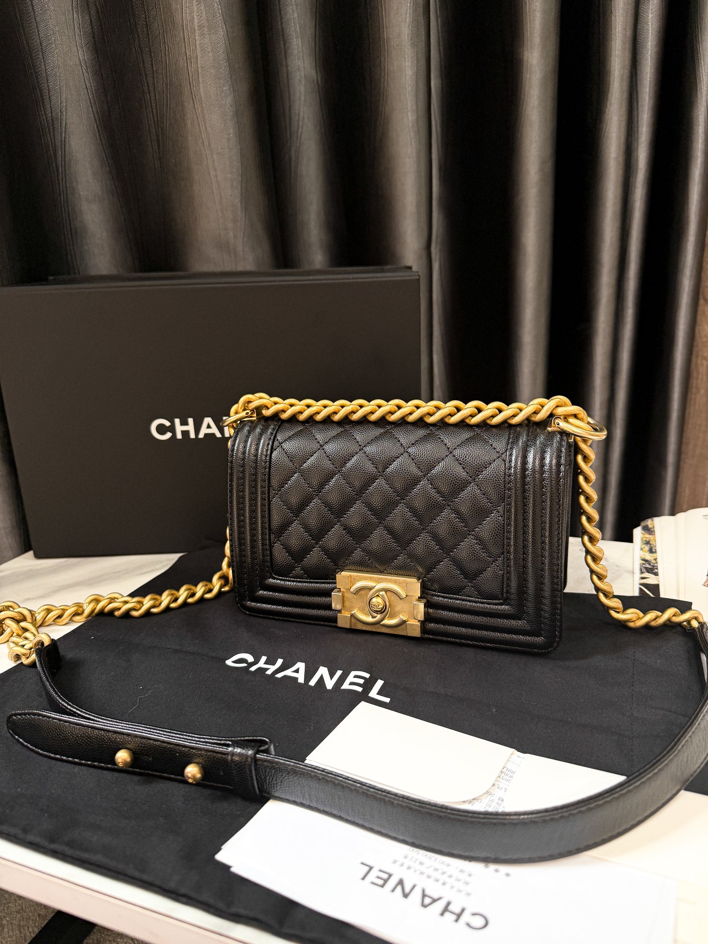 A A Chanel Boy S Đen Caviar