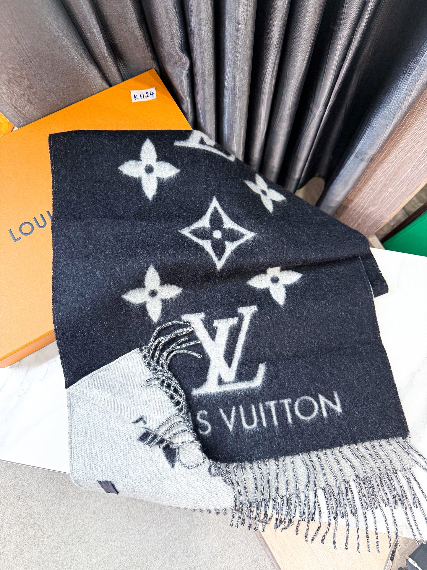Khăn LV Cashmere Đen Ghi KH23 6/11