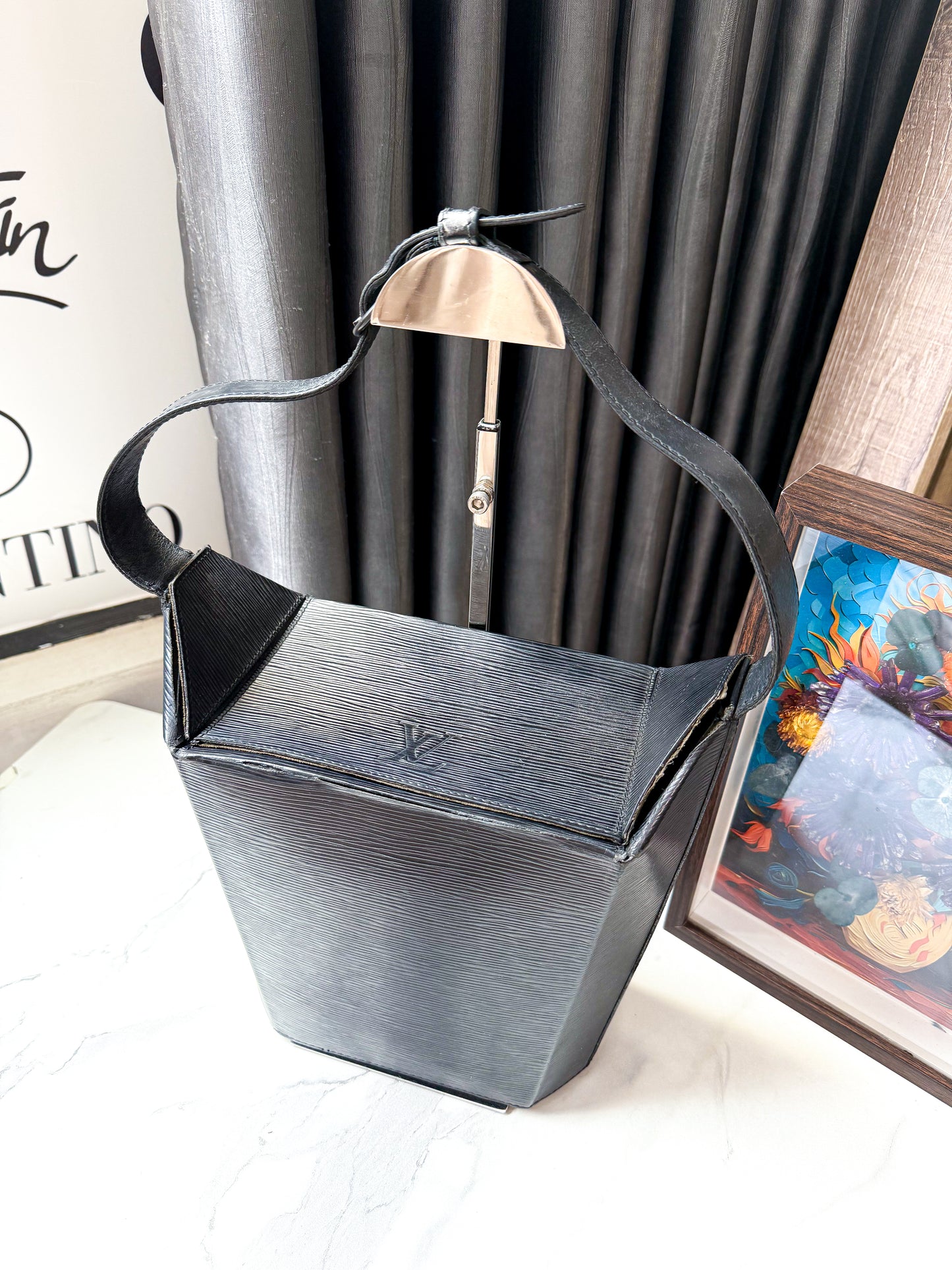A LV Handbag Epi Đen