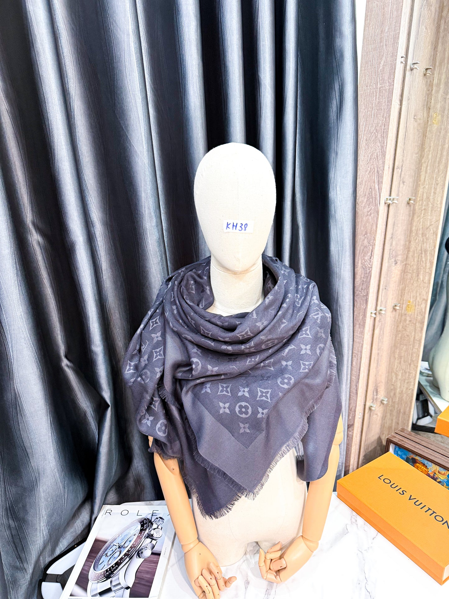 Khăn LV Grey KH38 13/11