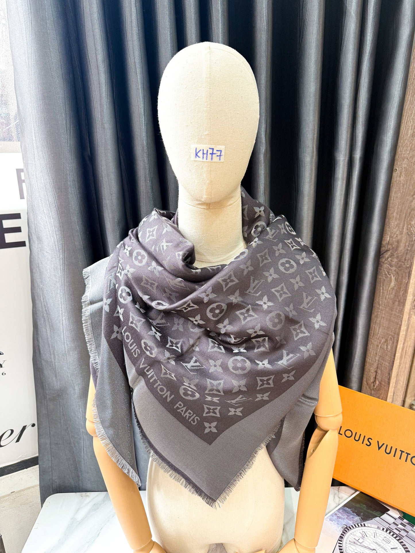 Khăn LV Ánh Kim Grey KH77 16/12