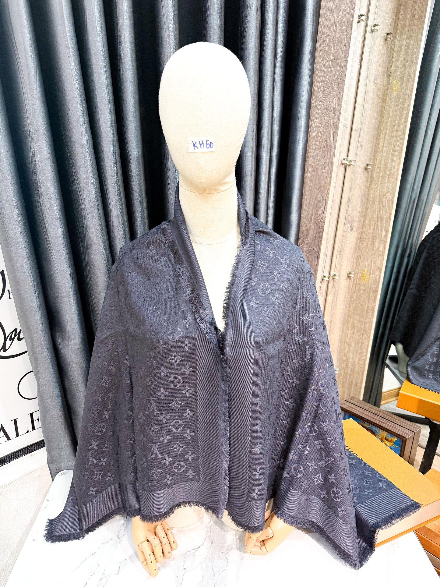 Khăn LV Grey KH60 28/11