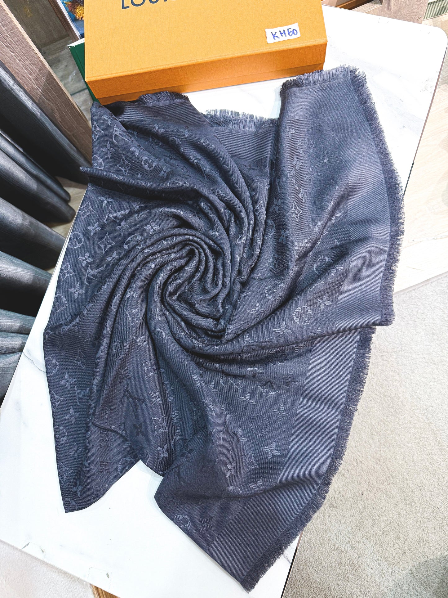 Khăn LV Grey KH60 28/11