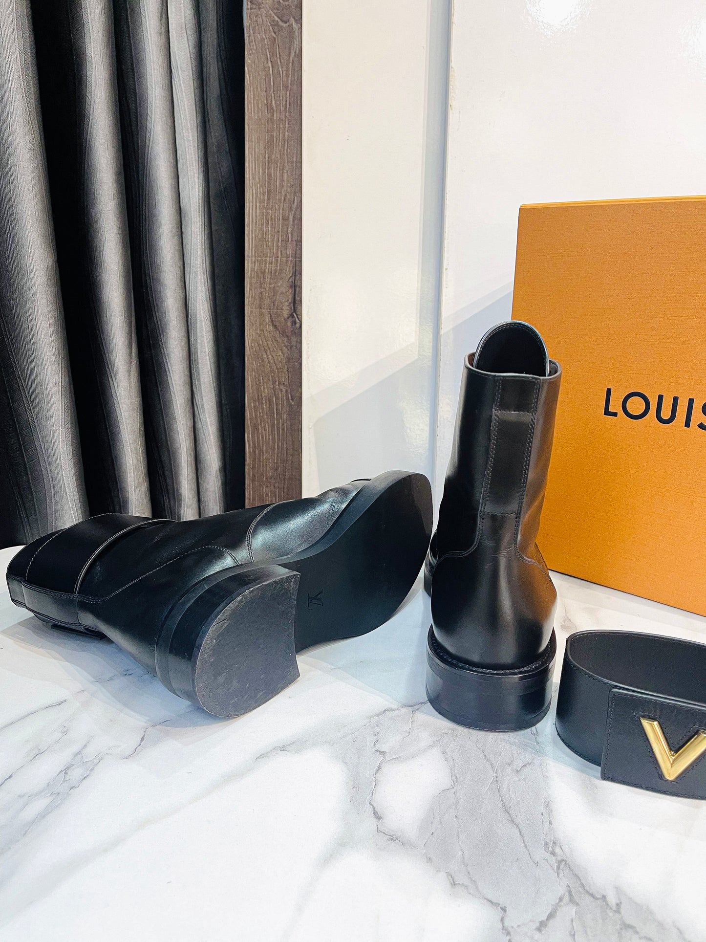 Boot LV Đen Logo Tháo Rời Size 36.5