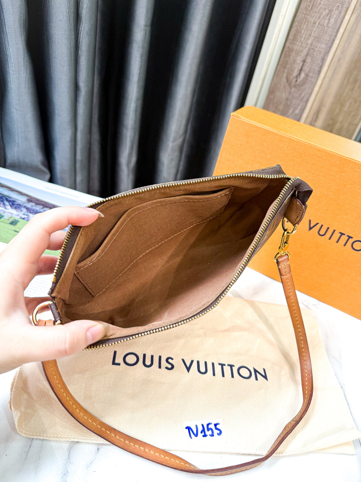 A A LV Pochette TV155