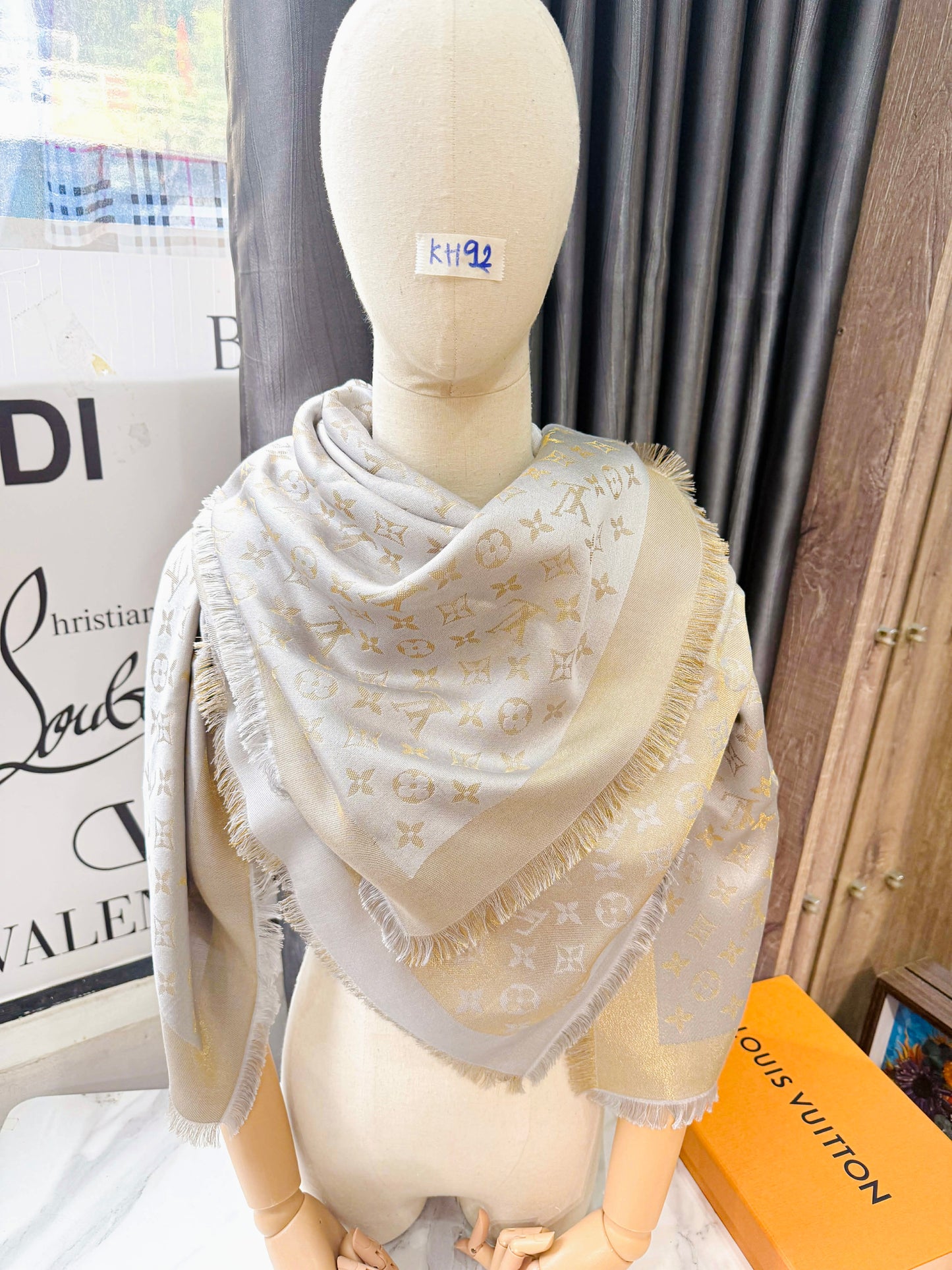 Khăn LV Ánh Kim Ghi Vàng KH92