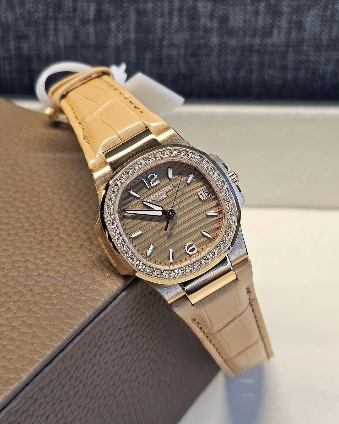 Đồng Hồ Patek Philippe Nautilus 7010R Champagne