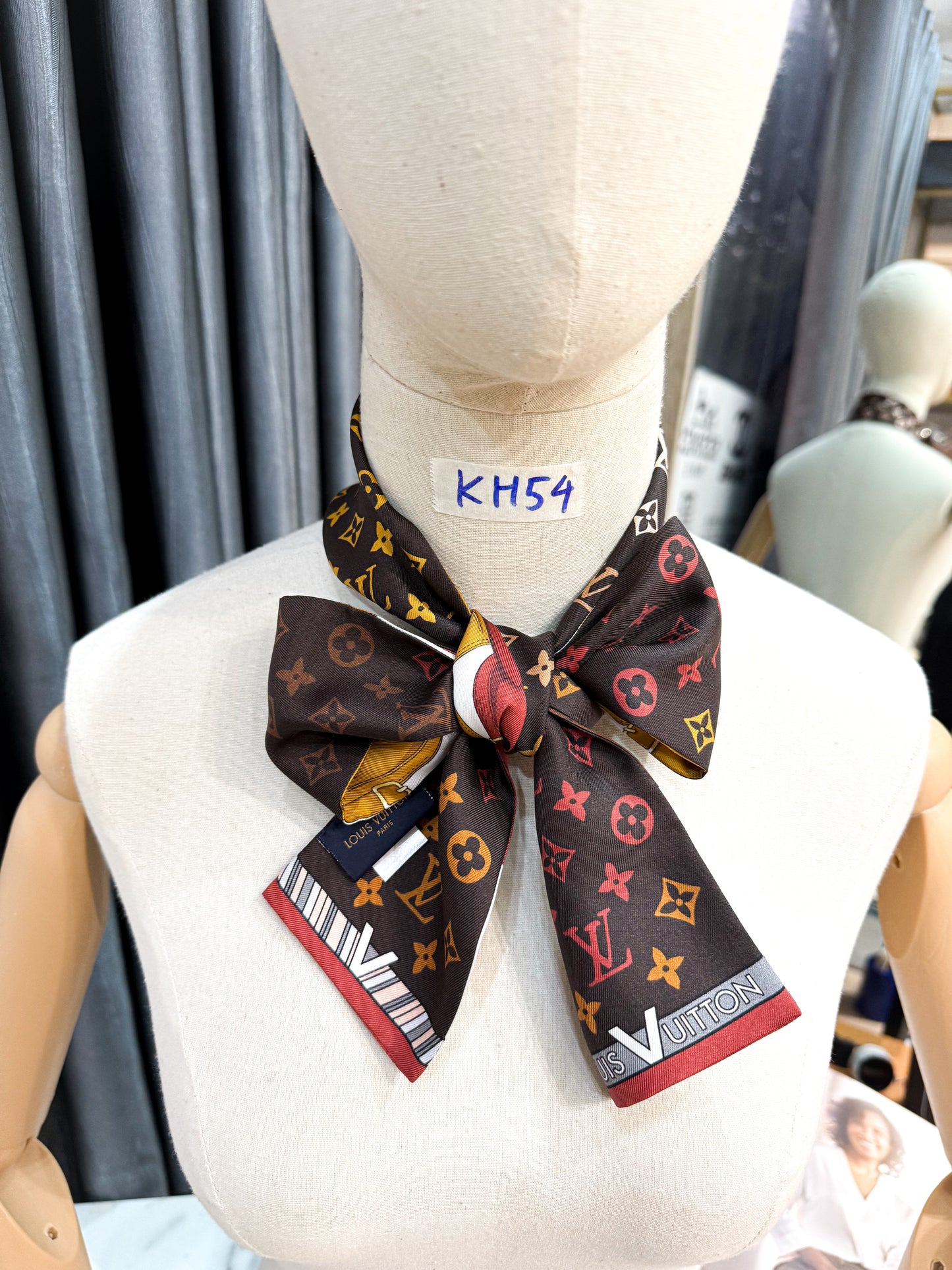 Khăn Twilly LV KH54 27/11