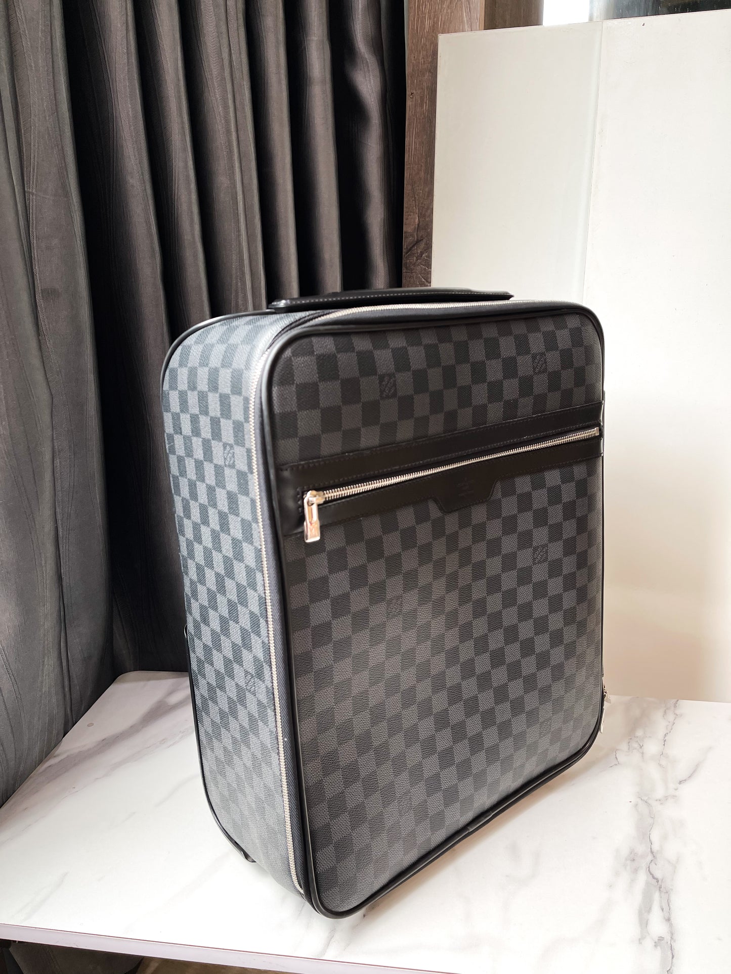 A LV Vali Damier Size Cabin