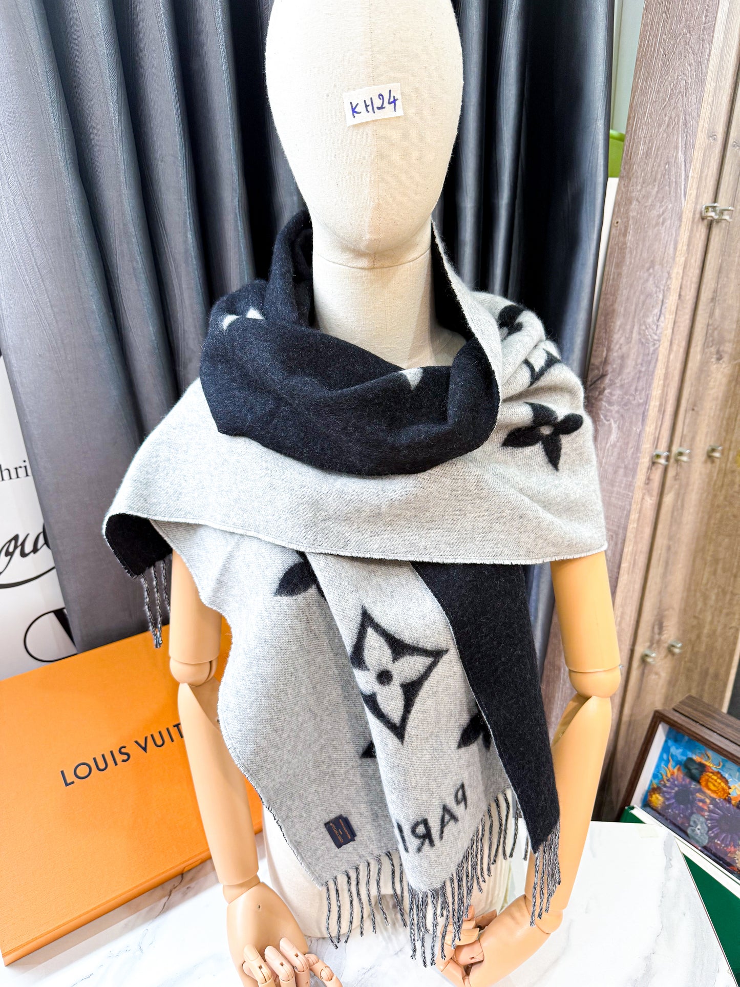 Khăn LV Cashmere Đen Ghi KH23 6/11