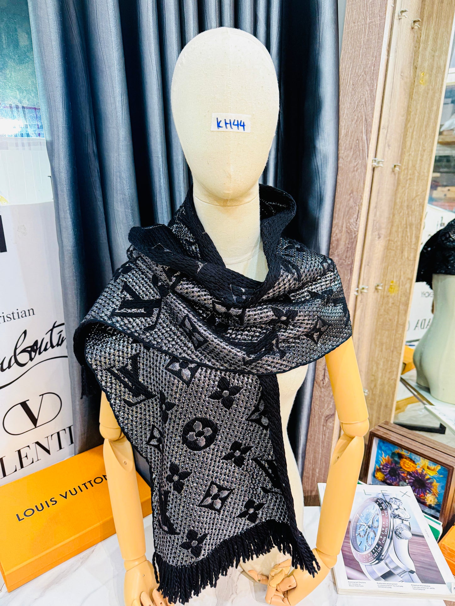 Khăn Len LV Đen Ánh Kim KH44 16/11