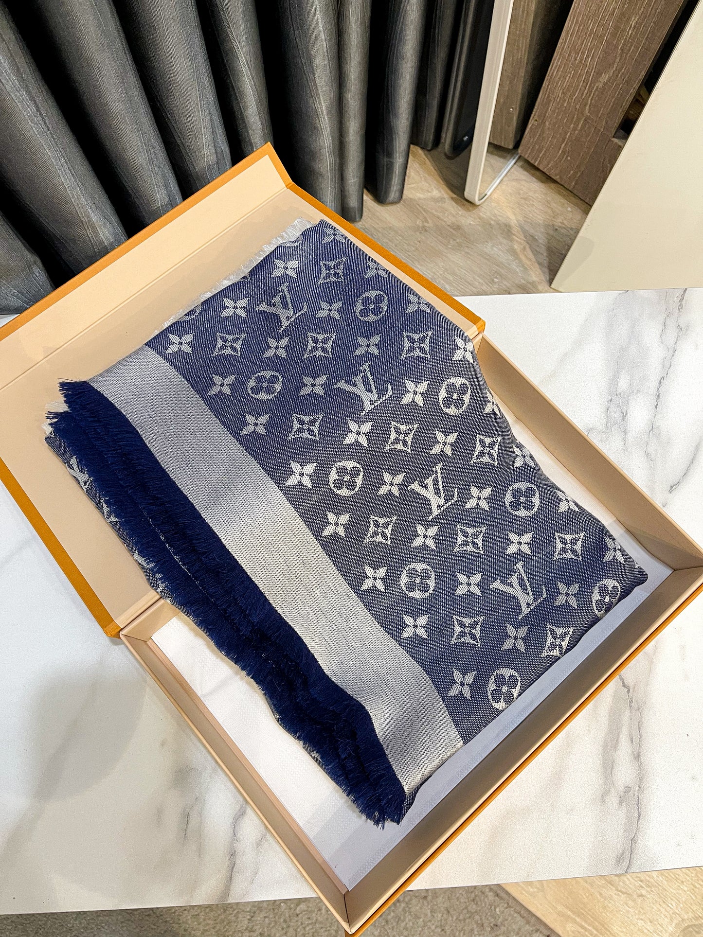 Khăn LV Denim 2 Mặt