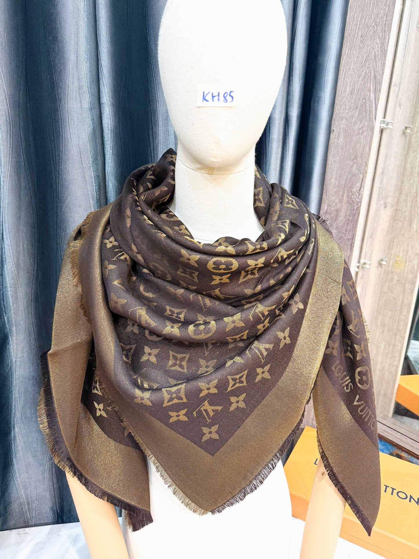 Khăn LV Nâu Ánh Kim KH85 20/12