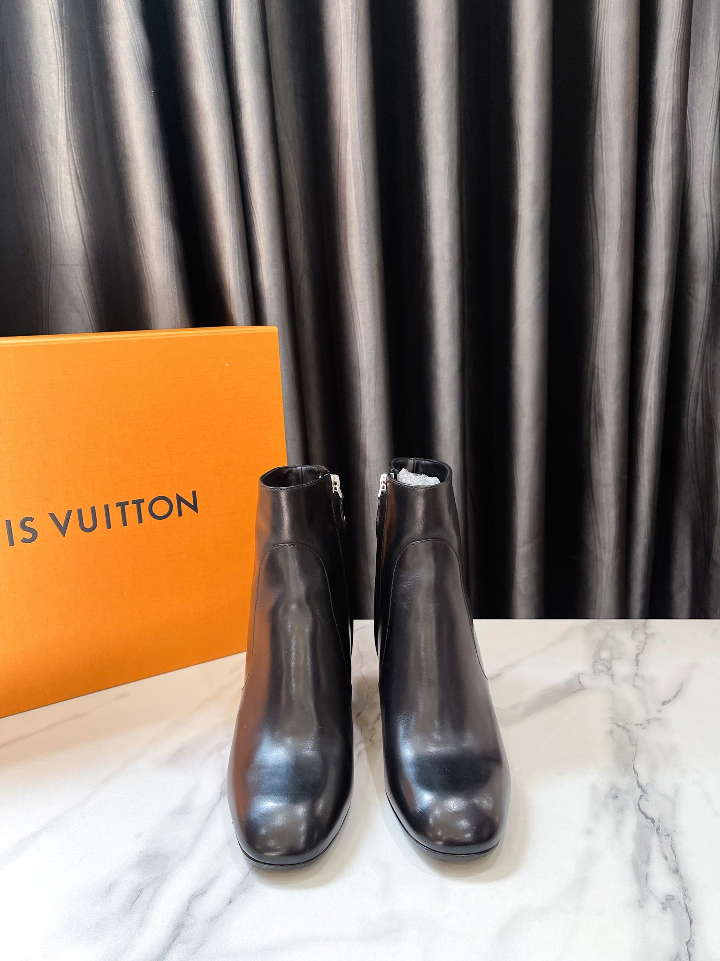 LV Boot Đen Gót Bạc