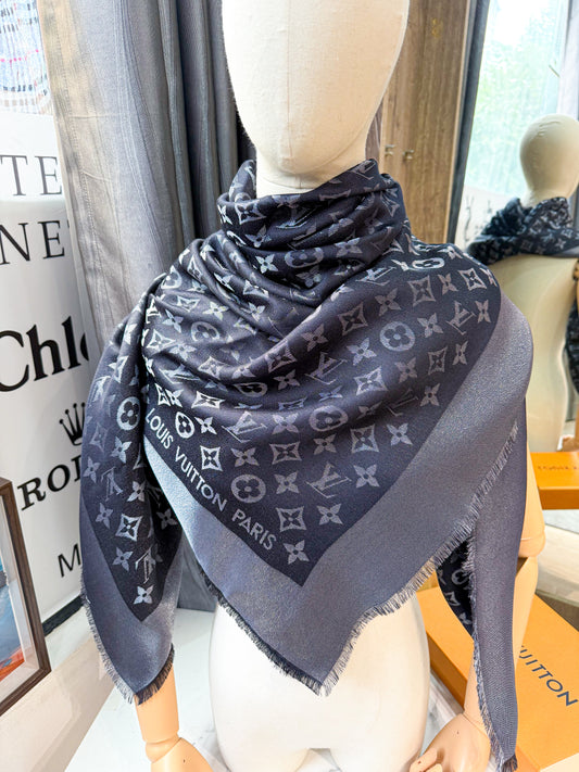 Khăn LV Ánh Kim Đen Ghi 23/2